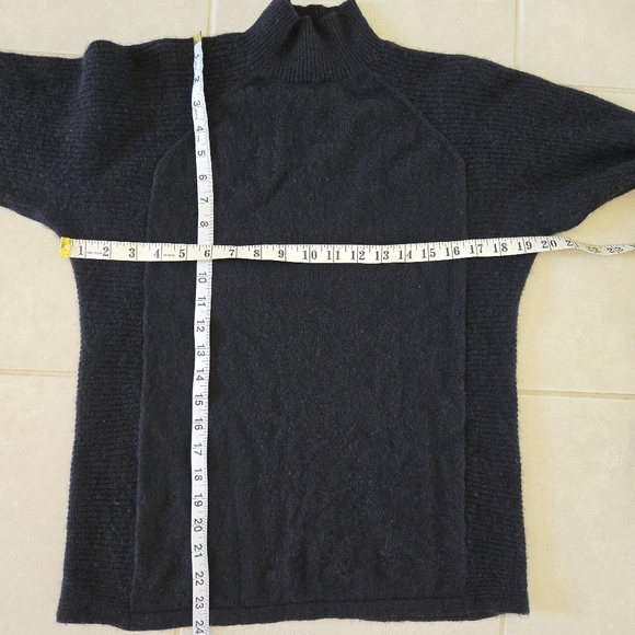 $398 J. McLaughlin Black Mockneck Clara Lightweight Cashmere Sweater size XS - Picture 2 of 6